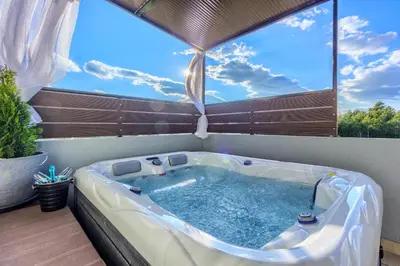 Tlocrt objekta New, modern apartment with HOT TUB