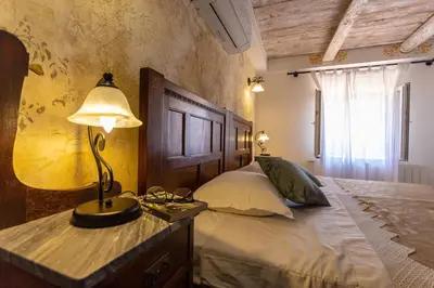 Krevet ili kreveti u jedinici u objektu Charming stone house with private pool & jacuzzi - Holiday Home Vera