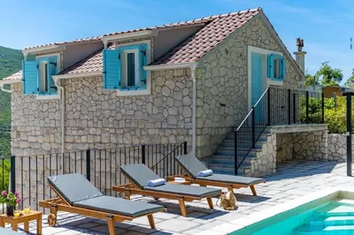 Bazen u objektu Stone villa JUDITA with heated pool and hydro-massage ili u blizini