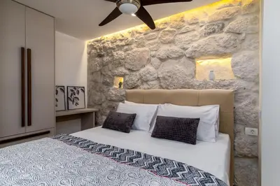 Krevet ili kreveti u jedinici u objektu Stone villa JUDITA with heated pool and hydro-massage