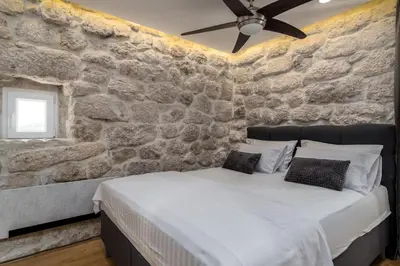 Krevet ili kreveti u jedinici u objektu Stone villa JUDITA with heated pool and hydro-massage