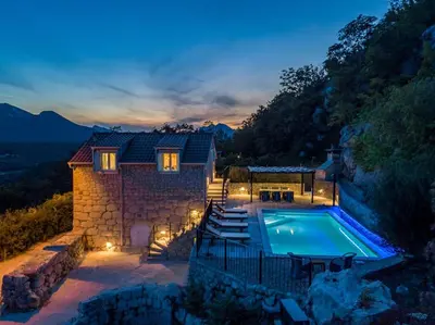 Bazen u objektu Stone villa JUDITA with heated pool and hydro-massage ili u blizini