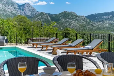 Pogled na planine ili pogled na planine iz vila