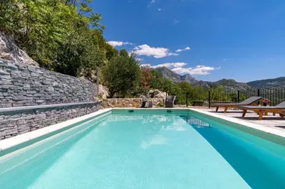 Pogled na planine ili pogled na planine iz vila