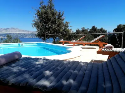 Bazen u objektu Secluded Holiday home HERITAGE ili u blizini