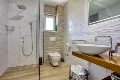 Kupaonica u objektu LUXURY VILLA PARADISE 120m from sandy beach, heated pool, billiard, max 12 pax