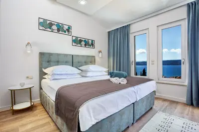Krevet ili kreveti u jedinici u objektu LUXURY VILLA PARADISE 120m from sandy beach, heated pool, billiard, max 12 pax