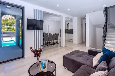TV i/ili zabavni centar u objektu Villa Belvedere with heated pool, billiards, Media room, sea views,10 pax