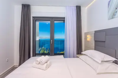 Krevet ili kreveti u jedinici u objektu Villa Belvedere with heated pool, billiards, Media room, sea views,10 pax