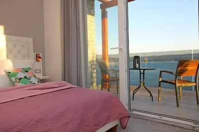 Balkon ili terasa u objektu Villa MIRNA with heated pool & whirlpool, traditional wine bar, 150m from sea