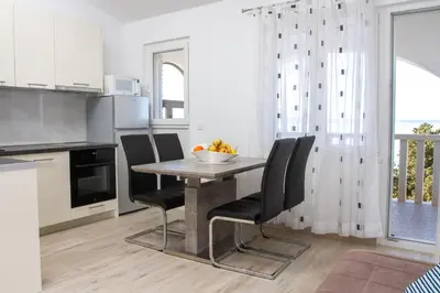 Kuhinja ili čajna kuhinja u objektu Unforgettable sea view apartments Bakota