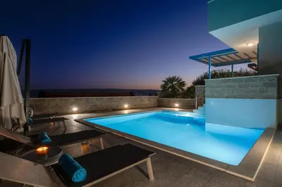 Bazen u objektu Villa Allegra with 32msq heated pool, 300m far from sandy beaches, open sea view ili u blizini