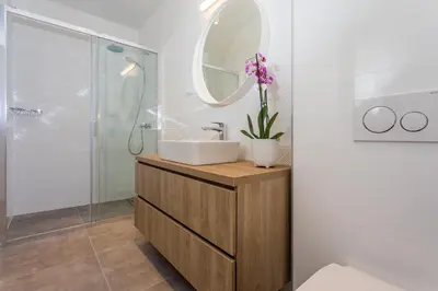 Kupaonica u objektu Villa Diva with 7 bedrooms, heated pool, sauna and fun zone, sea views