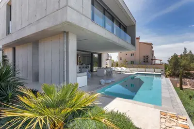 Bazen u objektu Infinity Residence ili u blizini
