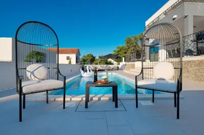 Bazen u objektu Villa Allure ili u blizini