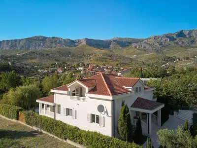 Pogled na planine ili pogled na planine iz vila