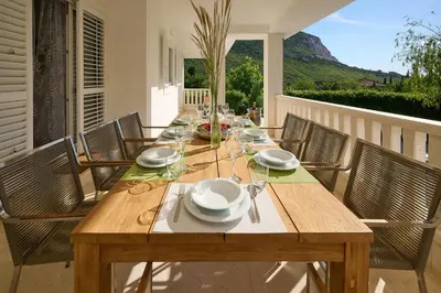 Pogled na planine ili pogled na planine iz vila