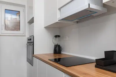 Kuhinja ili čajna kuhinja u objektu Two Flowers Luxury Apartment