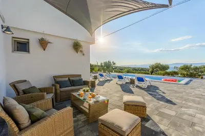 Bazen u objektu Holiday Home Nono Ante with heated pool ili u blizini