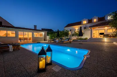 Bazen u objektu Villa Bellezza ili u blizini