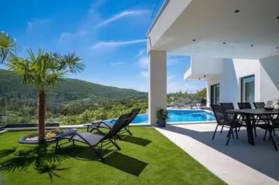 Bazen u objektu Villa Top Hill, heated infinity pool, Jacuzzi, Sauna, 5 en-suite bedrooms, a Media room ili u blizini