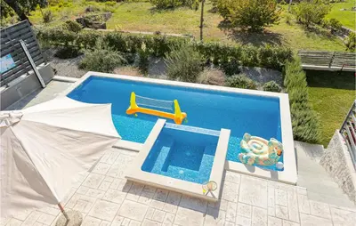 Bazen u objektu Gorgeous Home In Srinjine ili u blizini