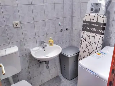 Kupaonica u objektu Cheerful two bedroom cottage with panoramic view in Celina