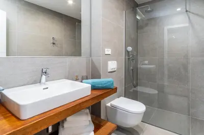 Kupaonica u objektu Seaview villa Mila with 4 en-suite bedrooms, private pool, Finnish sauna, Treadmill, sandy beach 250m