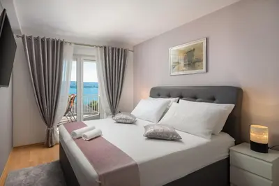 Krevet ili kreveti u jedinici u objektu Luxury Seafront Villa with Heated Pool, Jacuzzi, Sea View, 150 m from Beach
