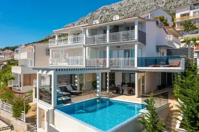 Bazen u objektu Luxury Seafront Villa with Heated Pool, Jacuzzi, Sea View, 150 m from Beach ili u blizini