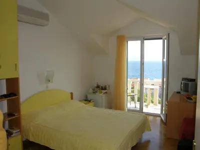 Krevet ili kreveti u jedinici u objektu Room in Bol with sea view, balcony, air conditioning, WiFi 3416-5