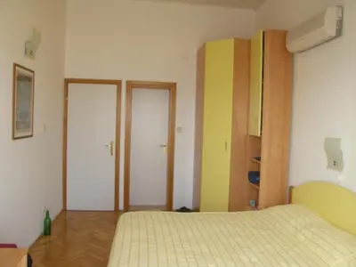 Krevet ili kreveti u jedinici u objektu Room in Bol with sea view, balcony, air conditioning, WiFi 3416-5
