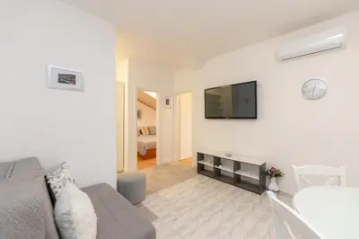 TV i/ili zabavni centar u objektu Apartment in Supetar with terrace, air conditioning, W-LAN 3553-4
