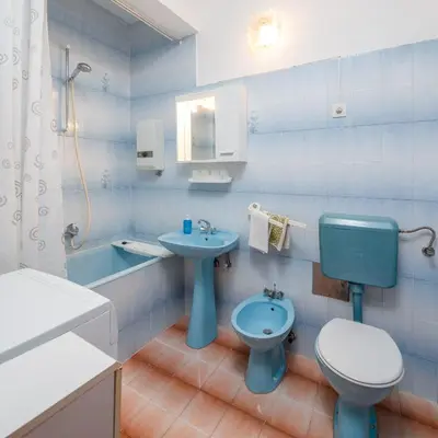 Kupaonica u objektu A2 apt near beach w patio parking and grill