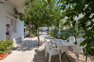 Vrt u objektu A1 - apt near beach with patio parking and grill