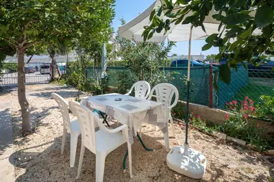 Vrt u objektu A1 - apt near beach with patio parking and grill