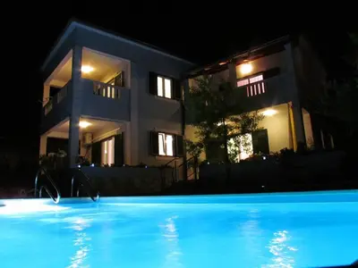 Bazen u objektu 4 Bed Villa Sleeps 9 - Pool Pets Garden Parking ili u blizini