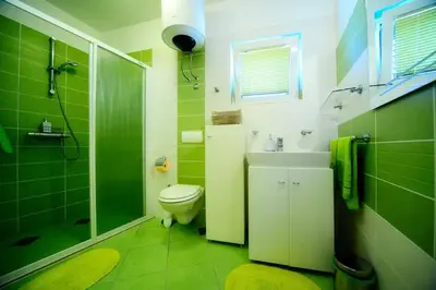 Kupaonica u objektu 4 Bed Villa Sleeps 9 - Pool Pets Garden Parking
