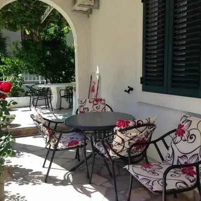 A1 - apt w patio just 3 min walking to the beach