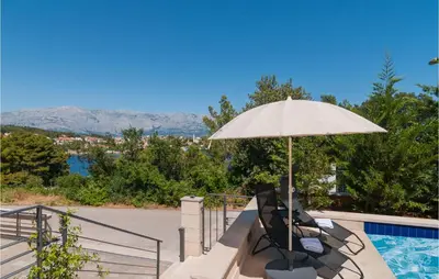 Bazen u objektu Gorgeous Apartment In Selca With House Sea View ili u blizini