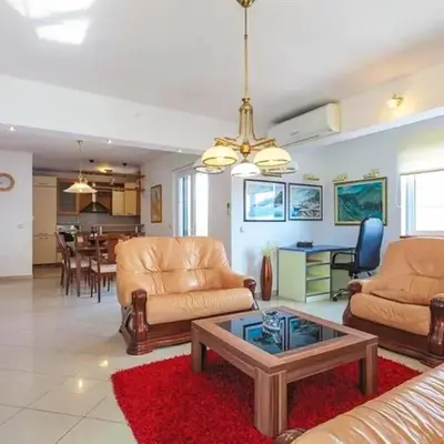 Apartment - Sleeps 6 - Jacuzzi - Seaside - Parking