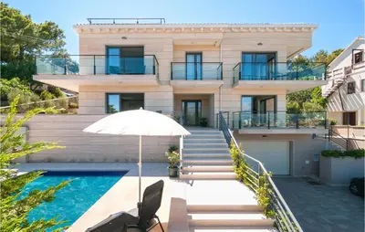 Bazen u objektu Beach Front Apartment In Selca ili u blizini