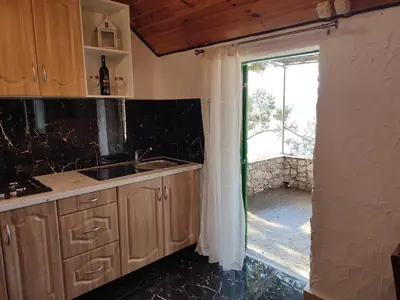 Kuhinja ili čajna kuhinja u objektu Robinson Galisnjak with amazing SEA VIEW & JACUZZI