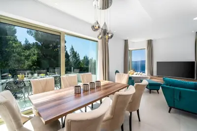 TV i/ili zabavni centar u objektu Seaview Villa BLUE LAGOON with private pool, jacuzzi, media room, 6 bedrooms, beach 70m