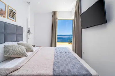 Krevet ili kreveti u jedinici u objektu Seaview Villa BLUE LAGOON with private pool, jacuzzi, media room, 6 bedrooms, beach 70m