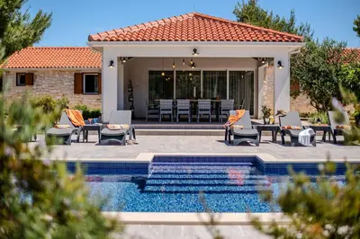 Bazen u objektu Luxury Villa Nature with heated private pool, sauna & fire pit, a short walk to the beach ili u blizini
