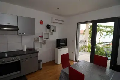 Kuhinja ili čajna kuhinja u objektu Family apartment and terrace with a sea view