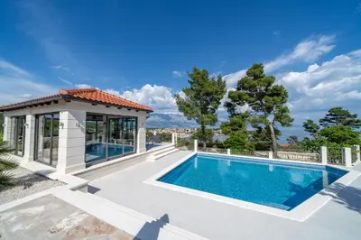 Bazen u objektu VILLA DIAMOND- beautiful seaview, bar, pool & gym ili u blizini