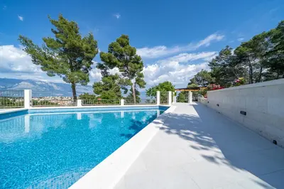 Bazen u objektu VILLA DIAMOND- beautiful seaview, bar, pool & gym ili u blizini