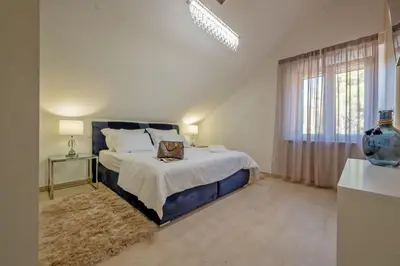 Krevet ili kreveti u jedinici u objektu Luxury Villa Castello di Pietra Brač with Heated Pool near Pučišća